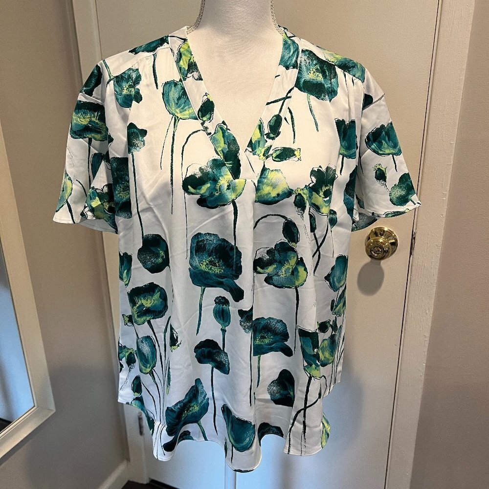 NWT Alfani Poppy Floral Short sleeve blouse, Size Medium